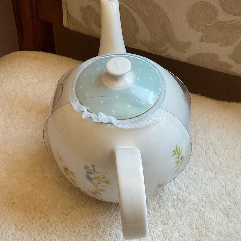 Grace Pantry Roses & Flowers w Polka Dots Tea Pot